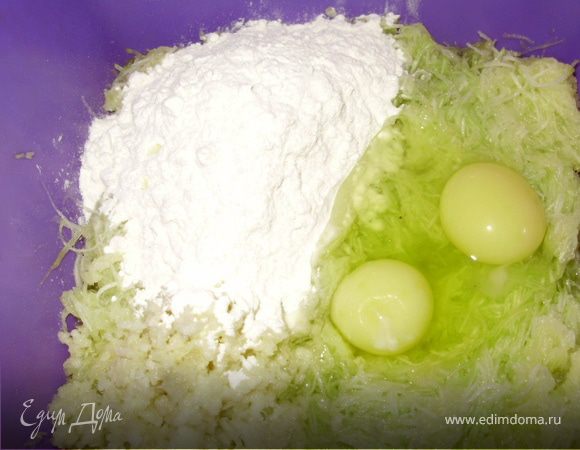К кабачкам добавить яйца, соль, чеснок пропущенный через пресс, муку. Все хорошо перемешать.