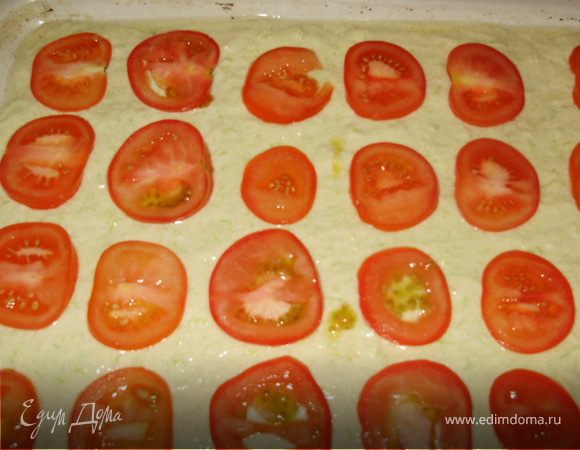 Противень смазать раст. маслом, кабачковую массу выложить на противень ровным слоем. Помидоры порезанные кружочками выложить с верху.