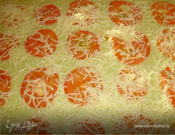 Выпекать все в предварительно разогретой духовке при температуре 180-200 градусов.
за 10 мин. до готовности все посыпать натертым сыром и вернуть все в духовку.