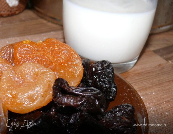 Заварить чашку крепкого чаю.Немного остудить, положить в него сухофрукты, дать настояться минут 15, затем жидкость слить.Просушить салфеткой сухофрукты.