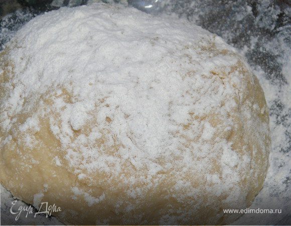 Муку смешать с дрожжами.Стаканчик йогурта поставить в горячую воду, чтобы слегка нагрелся.Смешать йогурт с сахаром,солью, яйцом, постепенно добавить муку.Месить до тех пор, пока тесто не будет прилипать к рукам.