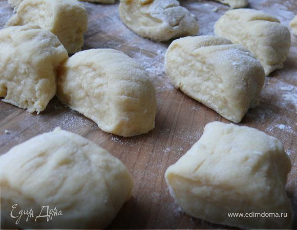 Стол посыпать мукой, из теста скатать колбаску и нарезать его небольшими кусочками.