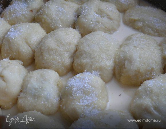 Взбить 1 яйцо со сливками. Залить наши булочки, посыпать сверху немного сахаром.Выпекать в разогретой духовке примерно 30 минут.