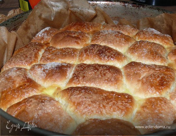 Готовые булочки немного остудить и смазать жидким мёдом.Это не обязательно, но так они приобретают красивый блеск и дополнительный аромат.
Мне больше понравились булочки с курагой,но с черносливом тоже вкусные!