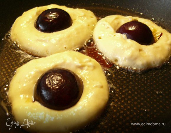 Смешать все ингридиенты, кроме слив.Консистенция теста - как на оладьи(естественно)))
Наразогретую сковороду - раст.масло.Положить ложку теста,на тесто - половинку сливы.Сливу немного вдавить. Жарить на среднем огне.Перевернуть аккуратно( я пользуюсь не лопаткой, а 2-мя вилками),убавить огонь и накрыть крышкой.