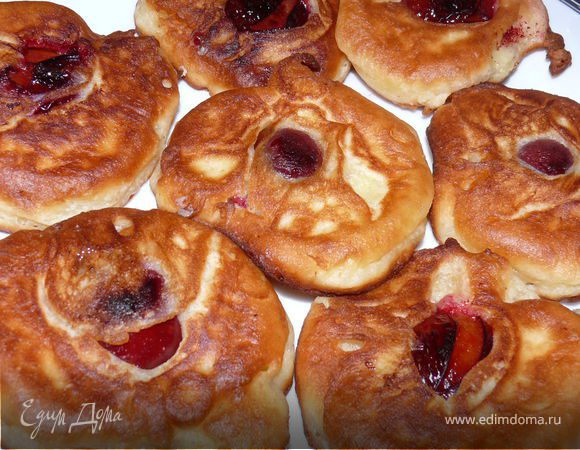 Тесто как бы затянет сливу прямо на глазах!Жарить до готовности.Получаются замечательные оладьи - пирожки!