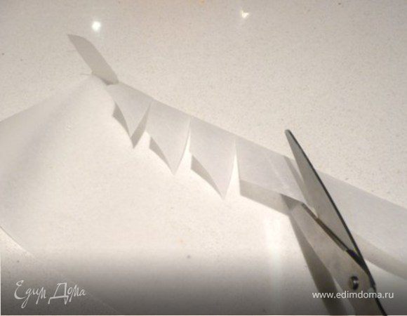 Дно и бока формы диаметром 22-24 см. выложить калькой в два слоя. Чтобы легко выложить бока отрежьте длинную 
полоску кальки . Загните край на 2 см. и сделайте диагональные надрезы. 
