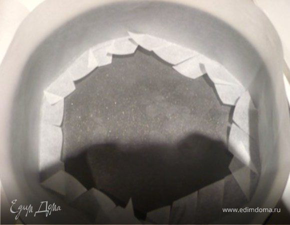 Выложите бока формы, загнув срезы на дне – см. фото. Срежьте лишнюю кальку.  Сверху положите круглую кальку.
