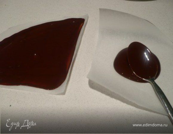 УКРАШЕНИЕ: Как вариант подойдут «волны». Раскрошить шоколад в миску, желательно керамическую, и 
растопить на водяной бане на маленьком огне. Дно миски не должно касаться воды. 
Из кальки вырезать круги диаметром торта.  Сложить в четверо и порезать на четвертинки-сегменты. 
Дать шоколаду чуточку загустеть и обратной стороной чайной ложки или ножом  смазать сегменты плотным слоем шоколадом.
