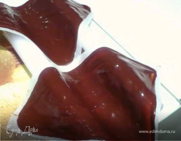 Цилиндрические предметы  (я взяла свечи) закрепить на поверхности скотчем, чтобы не елозили. 
Переложите волны на свечи, как показано на фото.  Застывать волны должны при комнатной температуре. 
Снимите с застывших волн кальку и переложите на торт, в несколько «этажей»
Из 200 гр. шоколада получается примерно 10 волн, что вполне достаточно для торта.
Сверху торт с волнами можно посыпать  через ситечко сахарной пудрой или какао.
