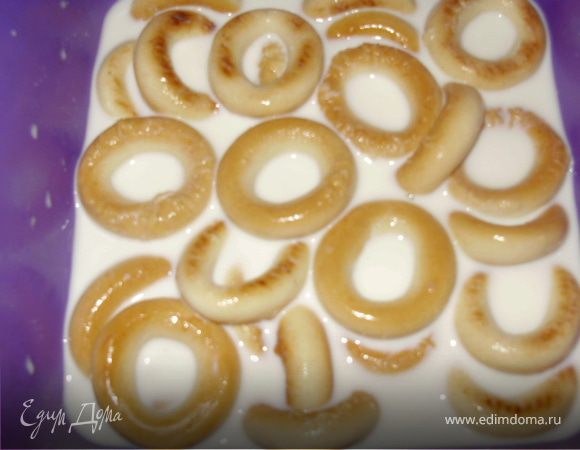 Сушки замочить в молоке, пока не разбухнут. Приготовить фарш (посолить, поперчить).