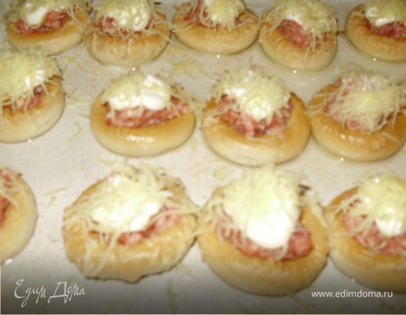 Сыр натереть на мелкой терке и посыпать сушки.
Запекать в духовки (180-200 градусов) до золотистой корочки.