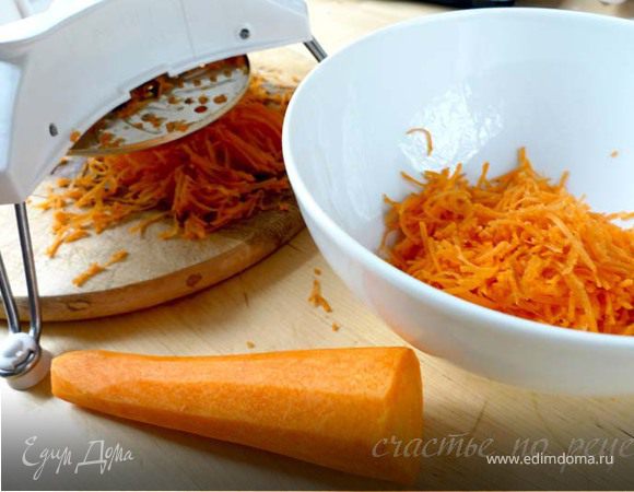 На мелкой терке натираем 2 средних морковки, но не совсем в пюре