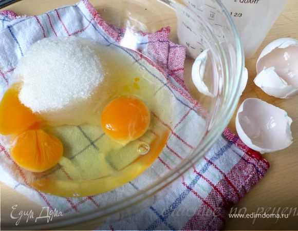 В миске смешиваем два яйца, белый и коричневый сахар. Добавляем растительное масло и йогурт. Перемешиваем до однородной массы. Затем добавляем морковь