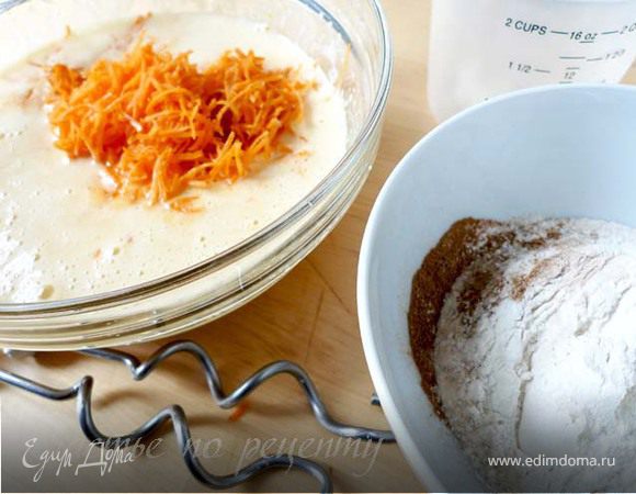 Муку просеиваем через сито, добавляем корицу(кардамон), соль и разрыхлитель. Добавляем в яичню смесь и тщательно вымешиваем, чтобы не было комков муки