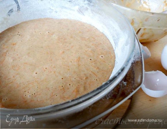 Форму смазать маслом и присыпать мукой. Выложить тесто и выпекать при 180С 40-45 минут. После того, как пирог будет готов, дать ему остыть и покрыть глазурью. 