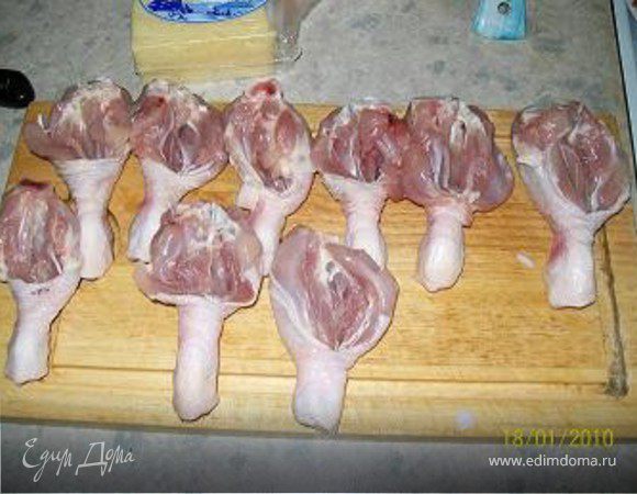 * Делаем не глубокий надрез сбоку куриной голени 