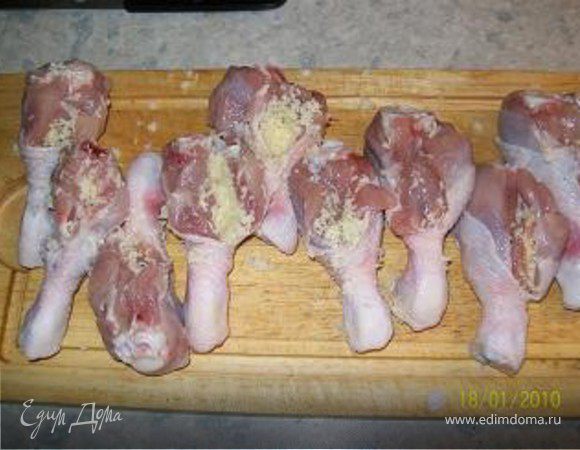 * Преждевременно натёртый сыр на мелкой тёрке мы закладываем в получившийся кармашек. 