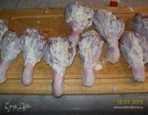 * Смазываем куриные голени майонезом-не жалеем 
* Перчим и солим по вкусу 
*Посыпаем приправой Maggi куриные голени. 