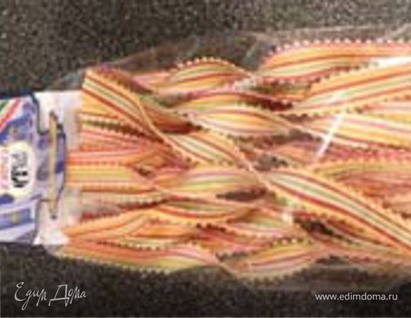  Пассеруем на оливковом масле чеснок. Через пару минут добавляем морковь.

Добавляем сушёные или вяленые томаты и лук - шалот, пассеруем ещё пару минут.

Добавляем цукини, 1/2 ч.л. базилика, 1/2 ч.л. орегано, соль-перец  и ст.л. сливочного масла. Тушим ещё пару минут.
	

Отвариваем пасту. Не промываем. Добавляем в сотейник к овощам и перемешиваем вместе. Посыпаем зеленью. 