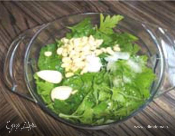 Рыбку -Почистить, помыть, протереть насухо, посолить. Начинка: лимонная трава, стебель целым во внутрь.

	

Укроп, петрушка, базилик, кедровые орешки, 2 зубка чеснока, соль, оливковое масло, сок половины лимона, белое сухое вино. Разобрать зелень на листики, и в блендер.
 


	

Рыбку смазать маслом оливковым, уложить на спинку.

Фото 05
	

и начинить ....ну тем зелёным выше. Грамм 50 вина влить на дно формы....чтоб рыбке не скучно было париться... В духовку 210 град на 30 минут. Приятного!