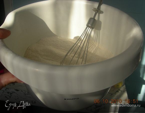 В посуду высыпать муку, сахар, манку. Тщательно перемешать до однородной массы.
Натереть яблоки.