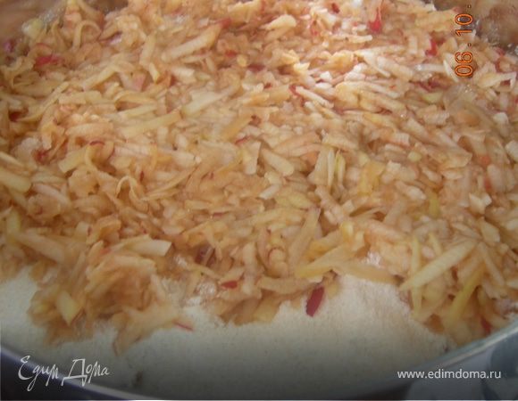 Смазать разъемную форму маслом.
Насыпать на дно "тесто" (не много), на него выкладываем яблоки, сверху еще тесто и опять яблоки, самый верхний слой так же должен быть из сухой смеси.
