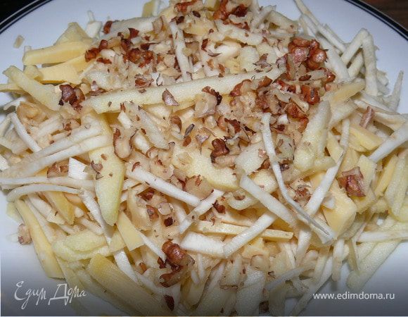 Порезать тонкой соломкой сельдерей, очищенное яблоко, сыр.Присолить( совсем немного). Перемешать, выложить на тарелку. Посыпать рубленными орехами.