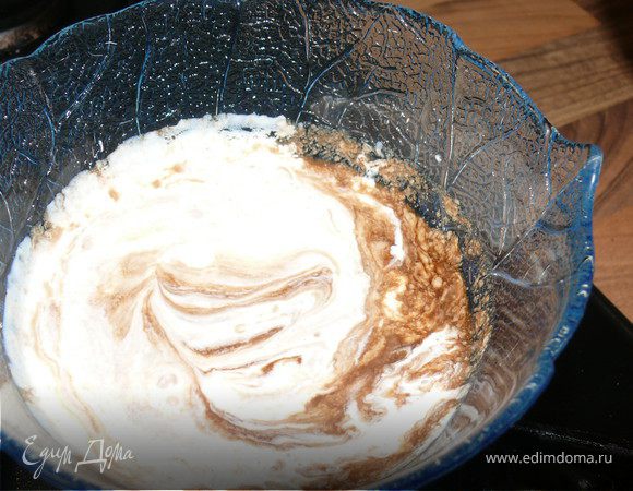 Смешать сливки и бальзамический уксус.Получится соус,похожий на майонез.