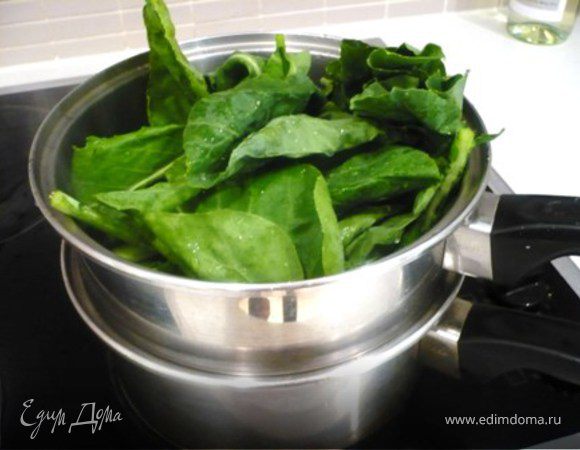 Прежде чем продолжать решите для себя, как Вы хотите варить овощи - в бульоне или на пару. Я варю на пару, поставив кастрюльку-пароварку  над бульоном. Выбирите для этого кастрюльку для бульона подходящую к пароварке. В кастрюлю залить бульон и добавить  имбирь и чеснок. Не солите бульон много – соль будет в совевом соусе. Довести  бульон до кипения и уменьшить огонь.  Если Вы все же решили варить овощи в бульоне, добавьте их именно сейчас и варите до готовности. 
