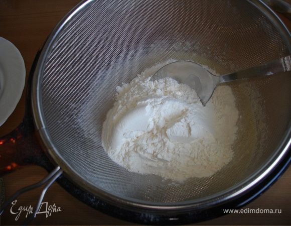 Муку смешать с разрыхлителем, просеять, добавляя к предыдущим ингредиентам.