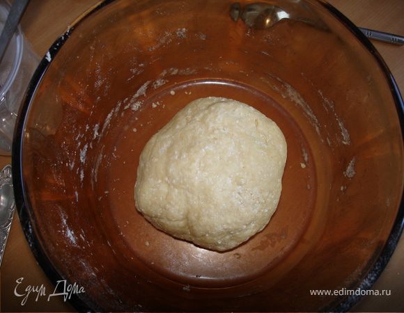 Тщательно перемешать, руками быстро вымесить мягкое тесто.