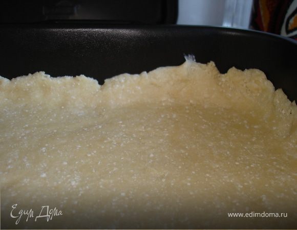 Противень (у меня примерно 20*30) смазать сливочным маслом. Тесто раскатать, выложить на противень, сделать бортики. Тесто мягкое, я отрывала и добавляла туда, где не хватает.