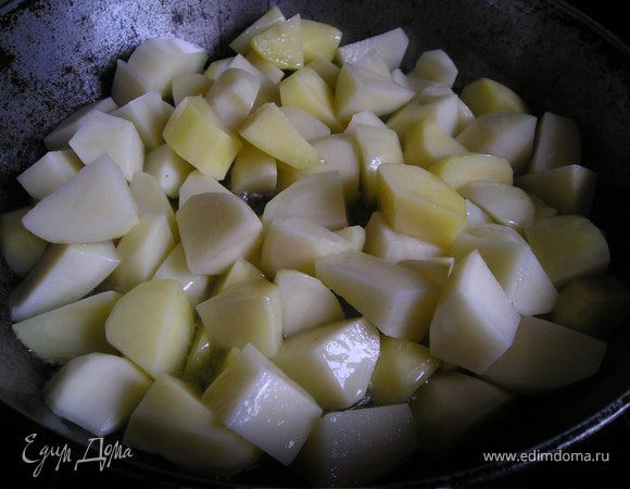 Картофель  очистить, вымыть, обсушить, нарезать  брусочками  2*2. Разогреть  раст. масло, обжаривать  картофель  15  мин.