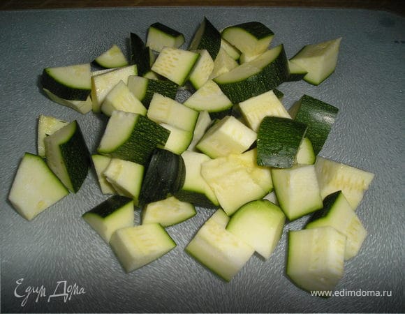 Цукини  нарезать  такими  же  брусочками, как  картофель. Добавить  к  картофелю, накрыть  крышкой, тушить  вместе  10 мин.