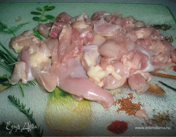 Филе  нарезать  мелко, обжарить  отдельно  в  небольшом  кол-ве  раст.масла, посолить.