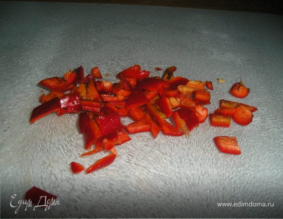 Перец  нарезать  мелко, чеснок - тонкими  кружками, помидоры  вымыть  и  обсушить.