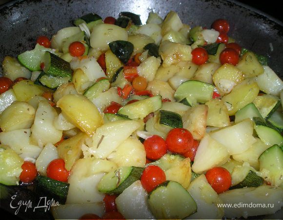 Добавить  перец, чеснок, помидоры, розмарин, курицу  к  картофелю. Посолить. Прогреть  все  вместе  в течение  1  мин. Сразу  же  подать. 