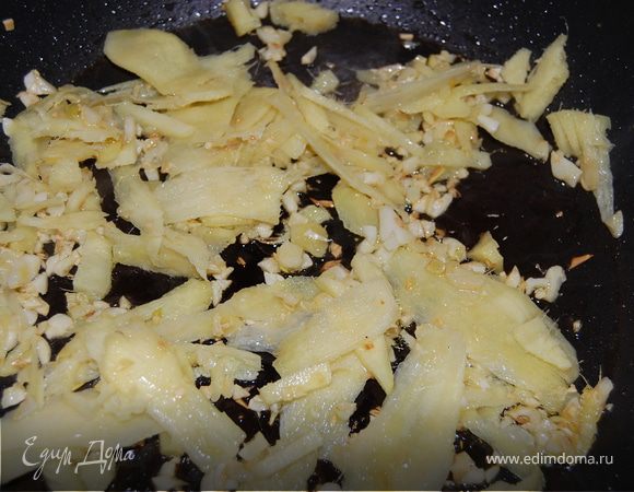 На сковороде нужно разогреть немного растительного масла, добавить мелко порезанный чеснок, готовить на медленном огне, когда почувствуется аромат чеснока, добавить тонко порезанный имбирь(очень удобно резать с помощью овощечистки) снова жарить, до появления аромата.