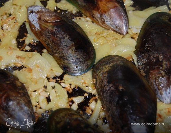 Далее обжариваем мидии вместе с чесноком и имбирем, для этого створкой вверх кладем их в сковороду, готовим минуты 3-4,  вынимаем их, и откладываем в сторону.