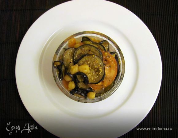 Горох нут замочить и сварить. Баклажаны промыть и тонко нарезать на кружочки. Поджарить их на хорошо прогретой, сухой сковороде. Помидоры промыть и нарезать тонкими кружочками. Приготовить заправку: смешать оливковое масло, уксус, горчицу, сухие травки, соль и перец. Соединить все ингредиенты и подавать.