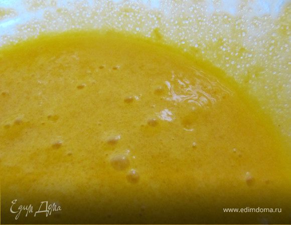 У яиц отделить белки от желтков. Приготовить начинку: смешать сахар, муку, разрыхлитель, лимонный сок и цедру. Хорошо взбить.