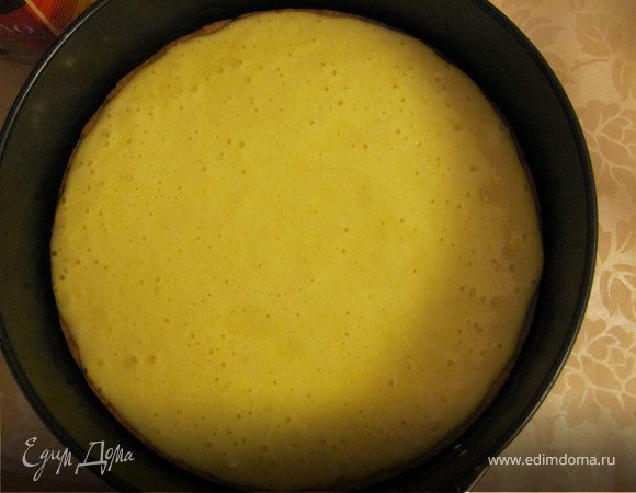 Добавить белки к желтковой смеси и аккуратно перемешать. Вылить начинку на тесто. 