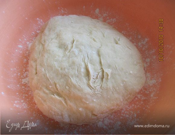 В миску разбейте яйца, влейте воду или молоко, растворенные дрожжи, остальной сахар, масло, ваниль и размешайте. Затем добавьте муку, соль и замесите тесто. Выложите тесто на доску и вымесите. Если тесто слишком липкое, то добавьте 1 - 2 ст.л. муки. Тесто Должно быть мягким, поэтому не переборщите с мукой. Переложите тесто в большую миску, накройте и оставьте подниматься на 45 - 60 минут.