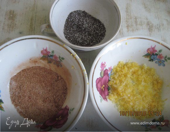 Для приготовления любимой начинки (в данном случае - лимонной, маковой и коричной) перемешать сахар с соответствующими добавками в отдельных емкостях.