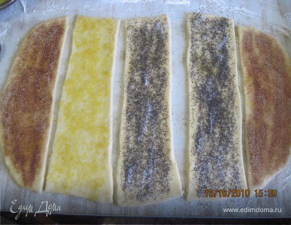 Разрежьте тесто на 5 ровных прямоугольников, каждый примерно 30х10 см. Резать лучше не как обычно, а просто надавливать ножом на тесто, тогда получается аккуратнее, и тесто за ножом не тянется. Посыпьте пласты начинками в произвольном порядке.