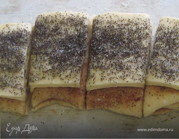 Разрежьте стопку поперек на 6 равных полосок, каждая примерно 10х5см.