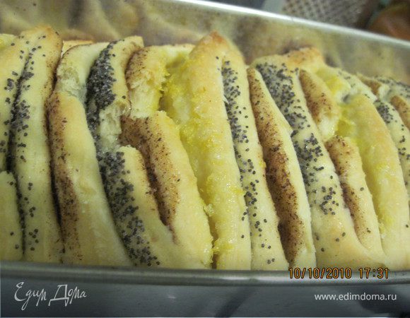 Выпекайте в разогретой духовке пока пирог не зарумянится 30 - 35 минут. Переставьте на решетку и остудите в форме течении 10 - 15 минут. Чтобы вытащить пирог из формы, немного постучите по бокам форму и выверните пирог на решетку или тарелку. С помощью другой тарелки, переверните пирог правильной стороной в верх.