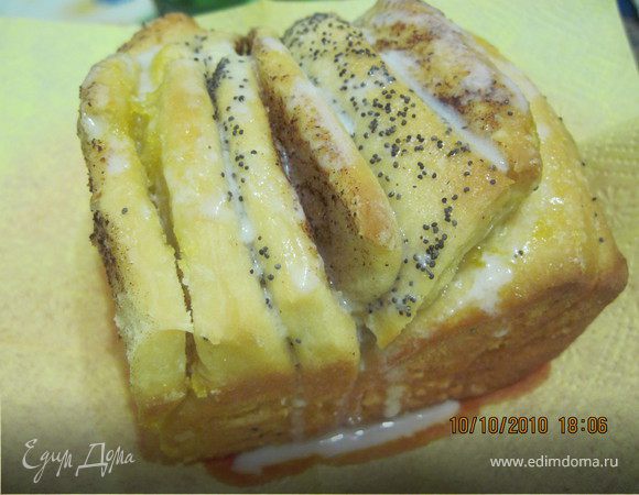 Полейте теплый пирог глазурью. Подавайте пирог теплым или комнатной температуры. Пирог можно подать просто отрывая по кусочку или разрезав ножом, в данном случае лучше дать пирогу полностью остыть.
Приятного аппетита!