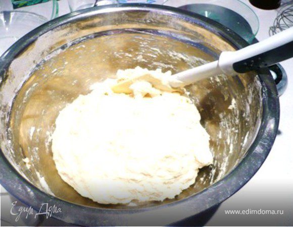 В большой миске смешать  венчиком муку, сахар и соль.  В середине сделать углубление.  Когда дрожжи полностью  растворятся, добавить в углубление и размешать ложкой в одном направлянии круговыми движениями от центра пока тесто не станет однородным. 
